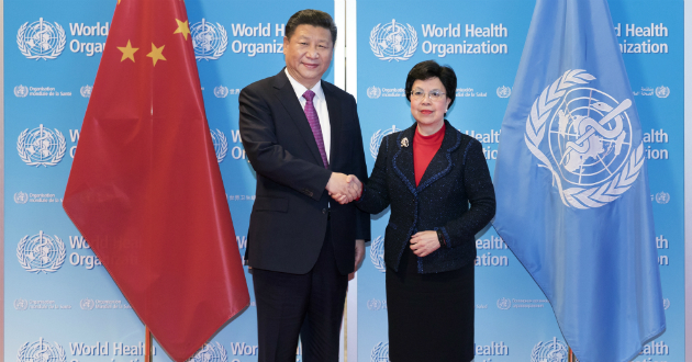 中國國家主席習近平與世衛(wèi)組織總干事陳馮富珍在中國國旗和世衛(wèi)組織旗幟前親切握手